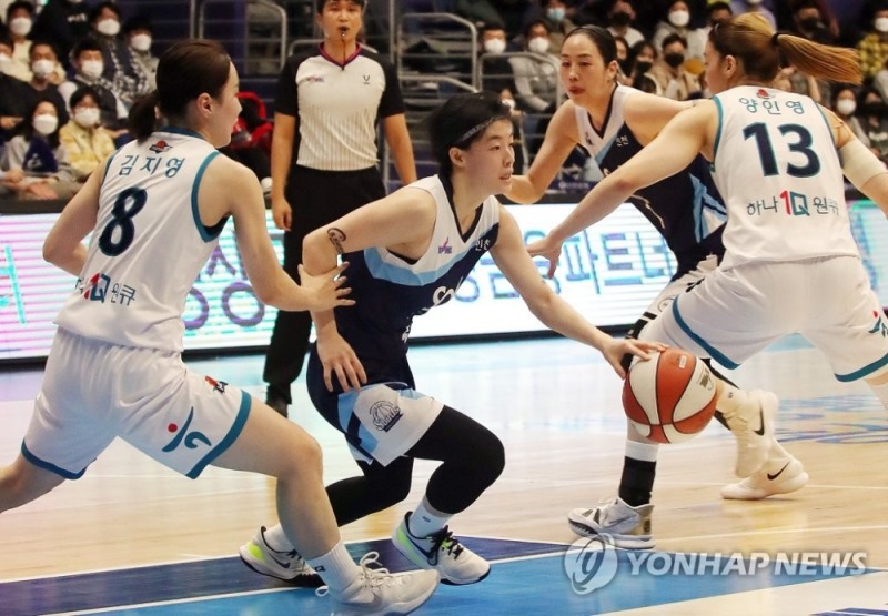 (인천=연합뉴스) 13일 인천 도원체육관에서 열린 여자프로농구 신한은행 에스버드와 하나원큐 여자농구단의 경기. 2쿼터 신한은행 강계리가 빠르게 하나원큐 수비진의 빈틈을 돌파하고 있다.