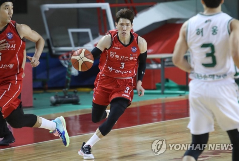 (대구=연합뉴스) 13일 오후 대구체육관에서 열린 '2021-2022 KGC 인삼공사 정관장 프로농구' 대구 한국가스공사 페가수스와 원주 DB 프로미의 경기에서 한국가스공사 두경민이 돌파를 하고 있다.