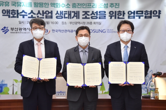 (왼쪽부터) 현철 효성중공업 전무, 김윤일 부산시 경제부시장, 신흥식 캠코 사장 직무대행/사진 제공 = 효성중공업