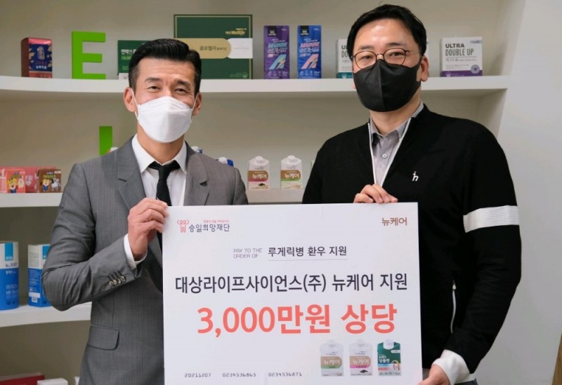 루게릭병 환우의 균형 있는 영양 지원 위한 ‘뉴케어’ 제품 전달식에 참석한승일희망재단 공동대표 션(좌)과 대상라이프사이언스㈜ 서훈교 대표이사(우) (사진제공=대상라이프사이언스㈜)