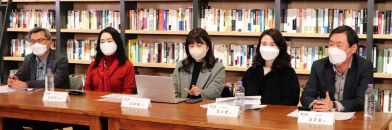 이준경 리앤컴 대표, 김윤경 어센트코리아 마케팅본부장, 강미혜 더피알 편집장, 조수영 한국PR학회 회장, 김주호 한국PR협회 회장(왼쪽부터)이 ‘올해의 핫이슈 톱7’에 대해 토론하고 있다.