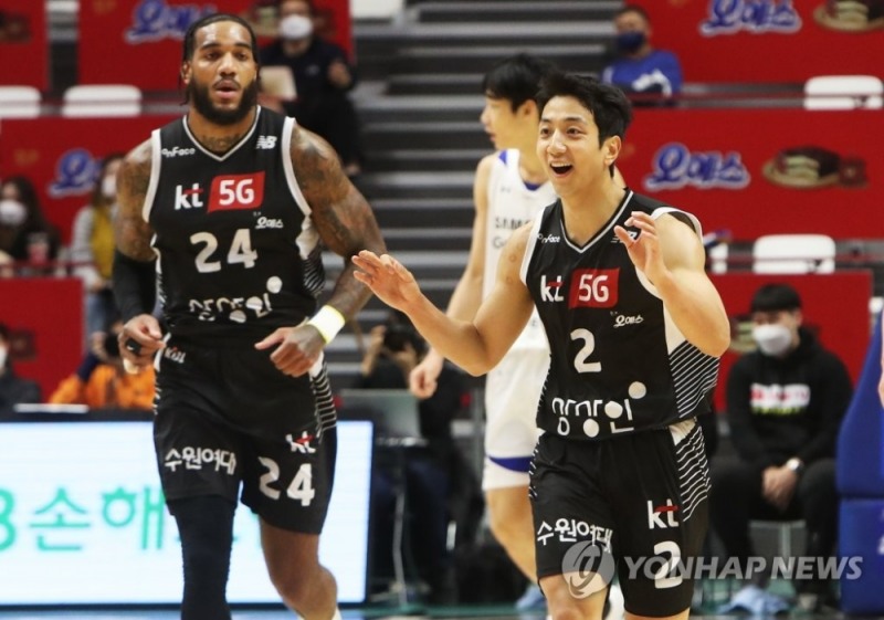 (수원=연합뉴스) 14일 경기도 서수원칠보체육관에서 열린 프로농구 수원 KT 소닉붐과 서울 삼성 썬더스의 경기. KT 허훈이 팀 득점 성공에 기뻐하고 있다.