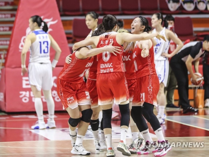 (부산=연합뉴스) 15일 부산 사직실내체육관에서 열린 여자프로 농구 BNK 썸과 우리은행 우리 WON의 경기에서 55-54로 승리한 BNK 선수들이 기뻐하고 있다.