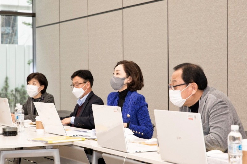 (사진설명) 아워홈 구지은 부회장(좌측에서 세번째)/사진 제공 = 아워홈