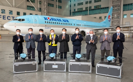 12월 16일 서울 강서구 본사 격납고에서 이수근 대한항공 Operation 부문 부사장 (우측에서 네 번째), 김용석 국토교통부 항공정책실장 (우측에서 다섯 번째) 등 관계자들이 기념 사진을 촬영하고 있는 모습./ 사진 제공 = 대한항공