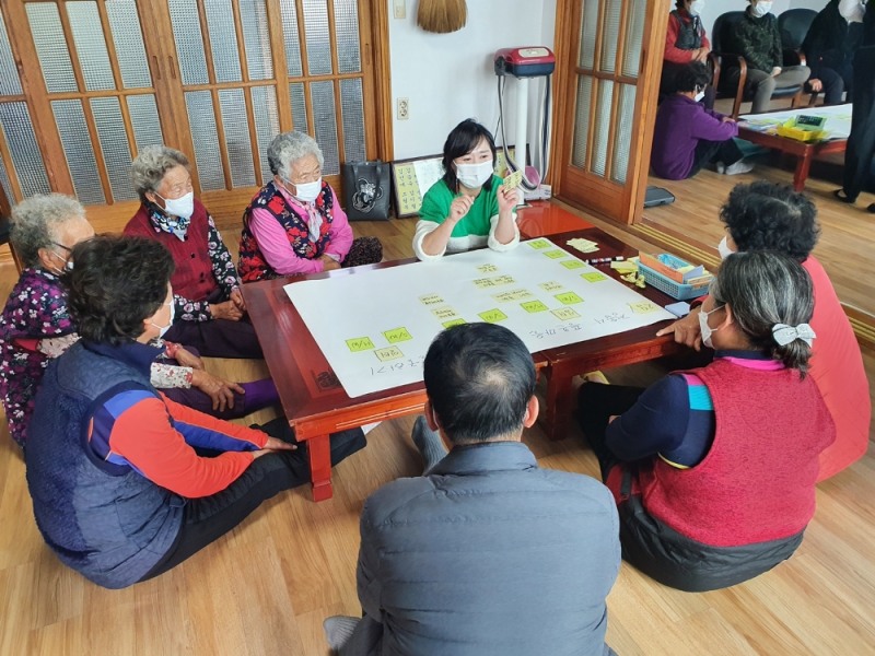 정읍시공동체활성화센터가 주민 소통과 공감을 통해 마을 발전계획에 대해 이야기하고 있는 모습 (사진제공 = 정읍시)