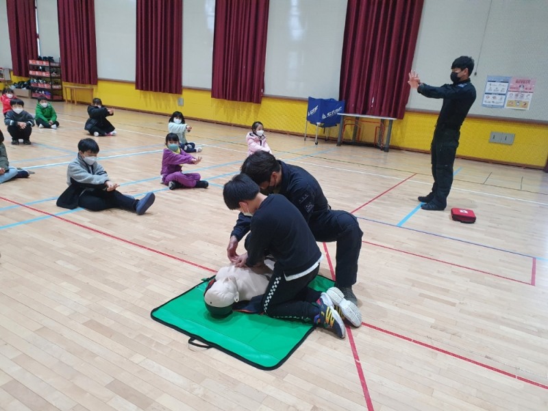 서해지방해양경찰청 특공대원들이 16일 전라남도 나주시 동강초등학교에서 학생들에게 심폐소생술을 가르치고 있다. (사진제공 = 서해지방해양경찰청)