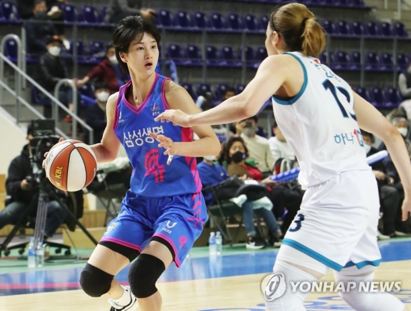 (용인=연합뉴스) 16일 경기도 용인실내체육관에서 열린 여자프로농구 삼성생명 블루밍스와 하나원큐의 경기. 삼성생명 윤예빈이 드리블을 하고 있다.