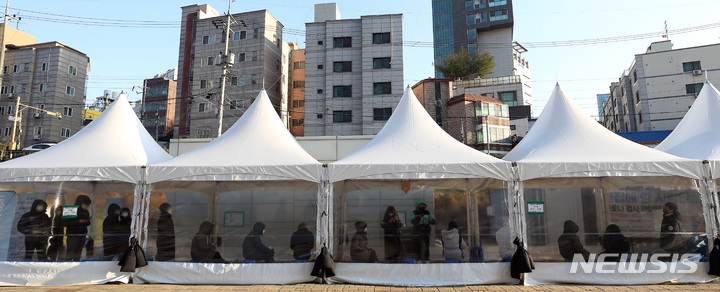 17일 오전 서울 마포구 서강대역사 광장에 마련된 마포구 코로나19 임시선별검사소에서 시민들이 검사를 받기 위해 대기하고 있다.