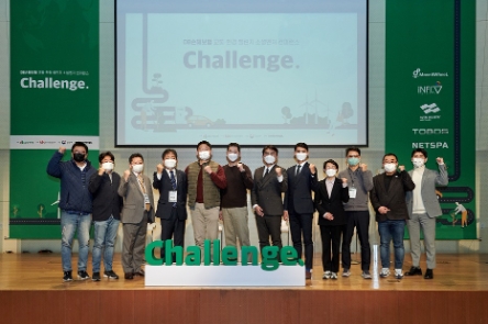 지난 16일 중구 페럼타워에서 DB손해보험 임직원과 소셜벤쳐로 선정된 기업 대표들과 컨퍼런스 개최 기념촬영을 하고 있다./ 사진 제공 = DB손해보험