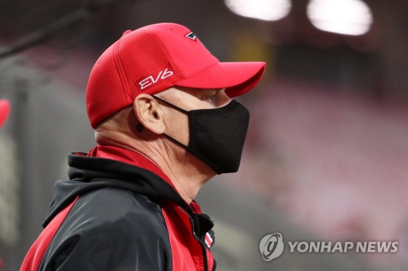 (광주=연합뉴스) 21일 광주-기아챔피언스필드에서 열린 2021 프로야구 한화 이글스와 KIA 타이거즈의 경기에서 KIA 윌리엄스 감독이 더그아웃에서 경기를 지켜보고 있다.