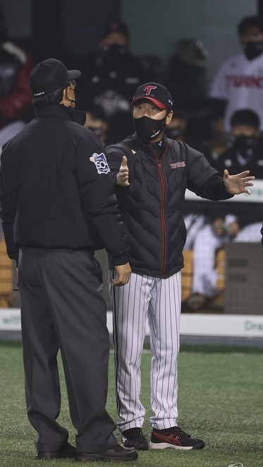 심판에게 어필을 하고 있는 LG 류지현 감독