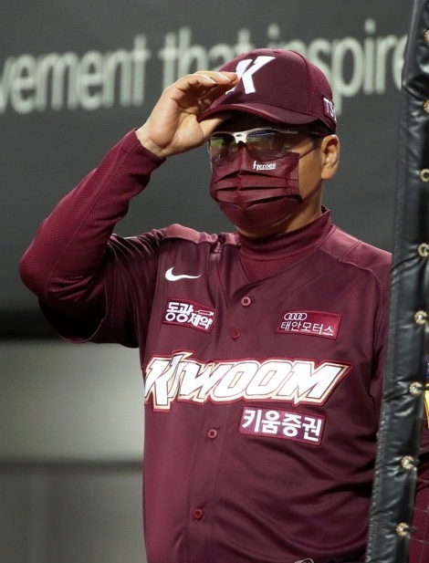 경기를 지켜보고 있는 키움 홍원기 감