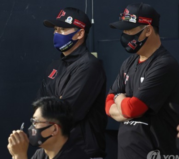 코칭 스태프와 함께 심각한 모습으로 경기를 지켜보는 SSG 김원형 감독