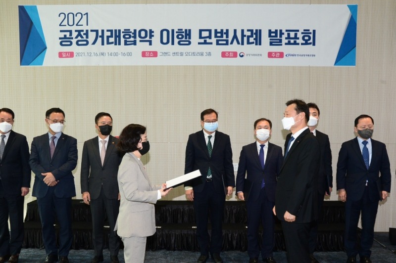 농심 이병학 대표이사가 표창장을 받고 있다