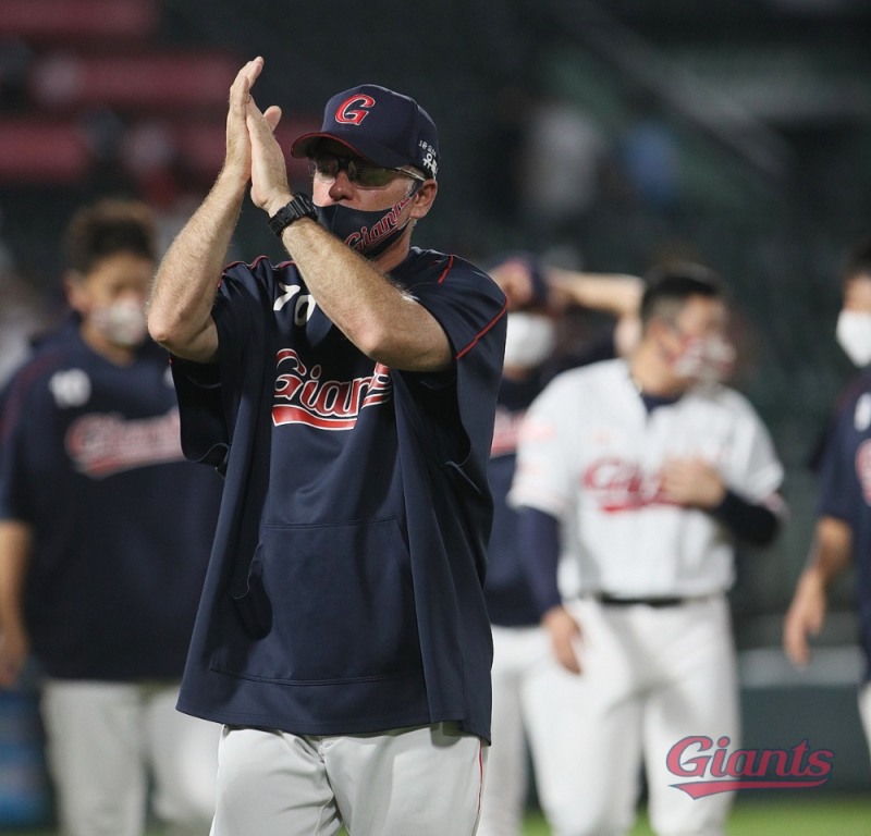 롯데 자이언츠, 래리 서튼 감독과 2023년까지 계약기간 1년 연장