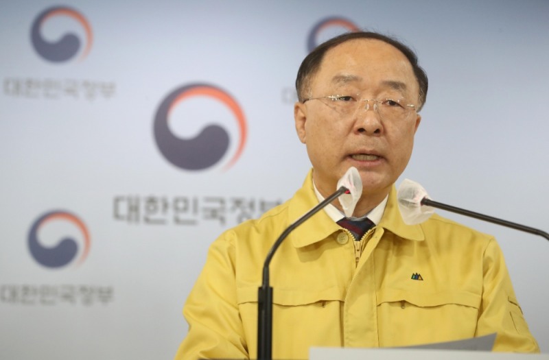 홍남기 경제부총리 겸 기획재정부 장관이 17일 서울 종로구 정부서울청사에서 방역강화 조치 시행에 따른 소상공인·자영업자 지원방안에 대해 브리핑하고 있다. (공동취재사진)