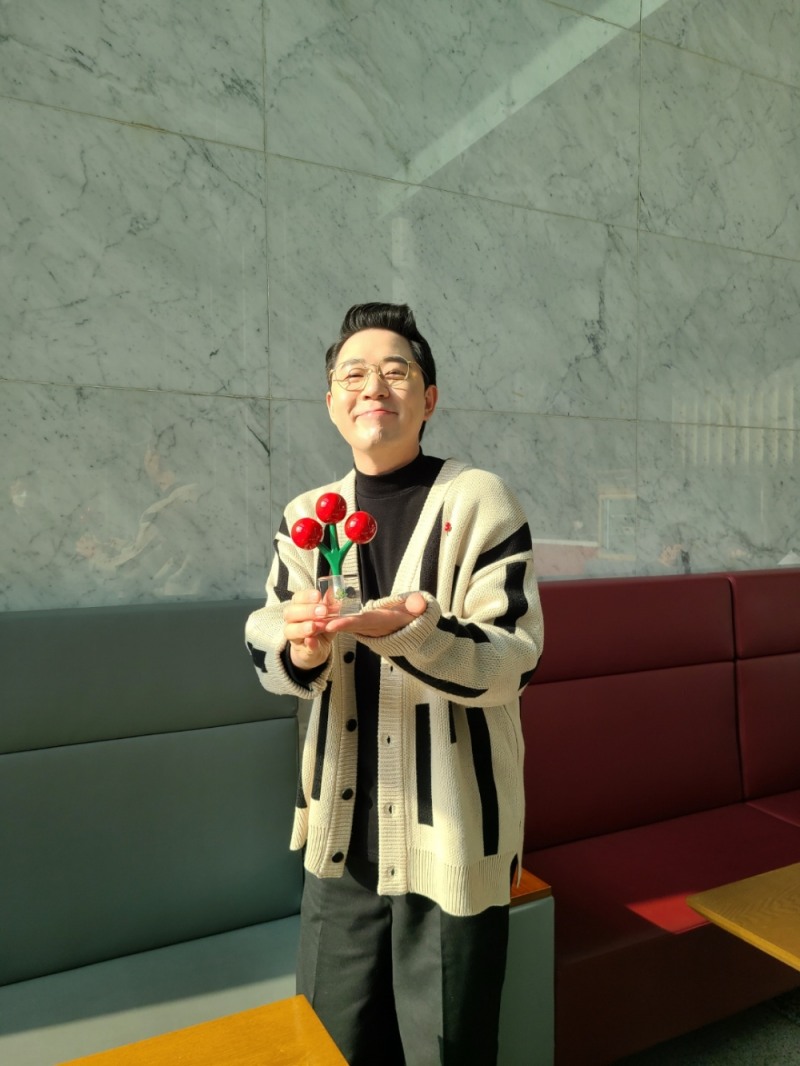 MC 붐(이민호)가 아너 소사이어티 회원으로 가입하며 기념촬영을 하고 있다.