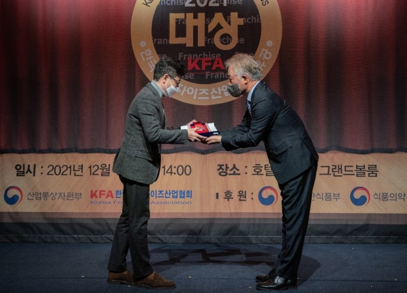 생활맥주를 운영하는 ㈜데일리비어가 16일 개최된 제22회 한국프랜차이즈산업발전 유공 시상식에서 협회장 표창을 수상했다