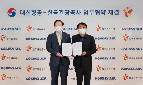 대한항공과 한국관광공사는 12월 17일 오후 서울 강서구 대한항공 본사에서 양사 관계자들이 참석한 가운데 국가 관광산업 발전 협력을 위한 양해각서(MOU)를 체결하였다. 사진은 우기홍 대한항공 사장(왼쪽), 안영배 한국관광공사 사장(오른쪽)이 계약 체결 후 기념사진을 촬영하고 있는 모습. / 사진 = 대한항공 제공