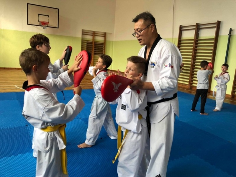 태권도는 '시작'이라는 한국어 구령과 함께 본격적인 기본동작이나 경기에 들어간다. 사진은 한국인 사범의 지도를 받는 외국 어린이들 모습.