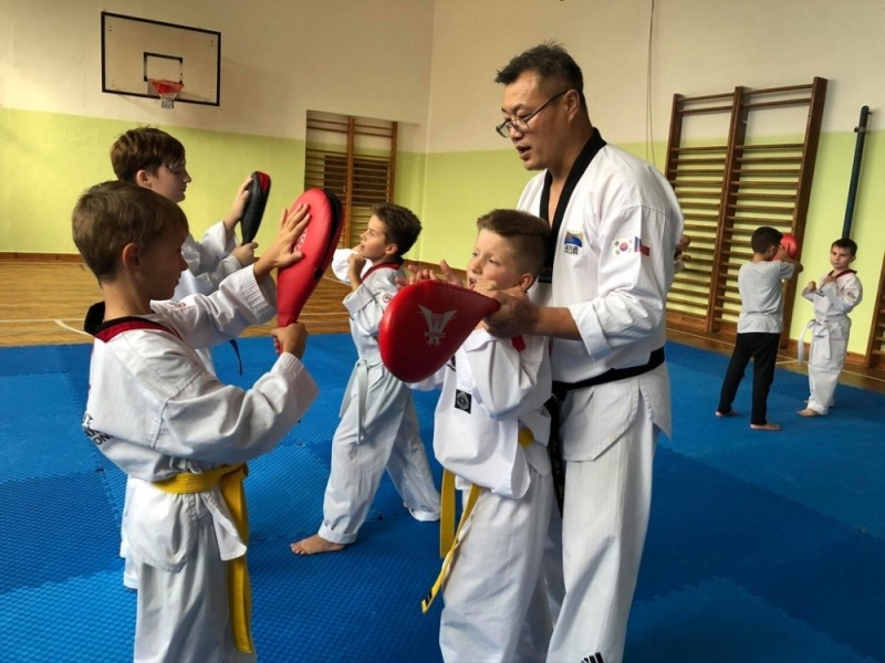 태권도는 '시작'이라는 한국어 구령과 함께 본격적인 기본동작이나 경기에 들어간다. 사진은 한국인 사범의 지도를 받는 외국 어린이들 모습. 