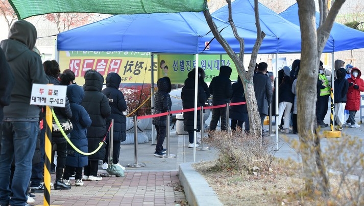 17일 오전 대구 서구보건소 선별진료소에서 시민들이 코로나19 진단검사를 받기 위해 순서를 기다리고 있다.