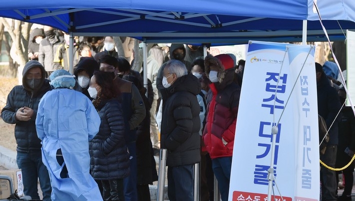 지난 17일 오전 대구 서구보건소 선별진료소에서 시민들이 코로나19 진단검사를 받기 위해 순서를 기다리고 있다.