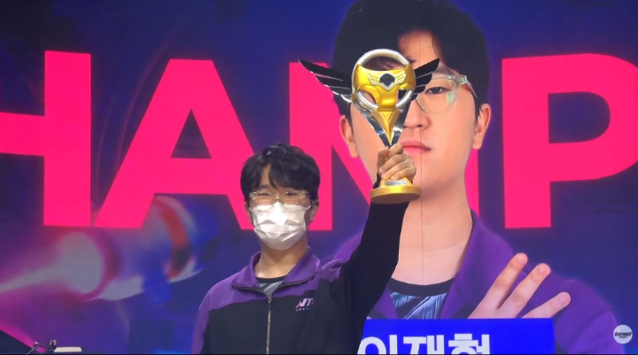 우승컵을 들어올린 NTC의 이재혁(사진=카트라이더e스포츠 유튜브 캡처).