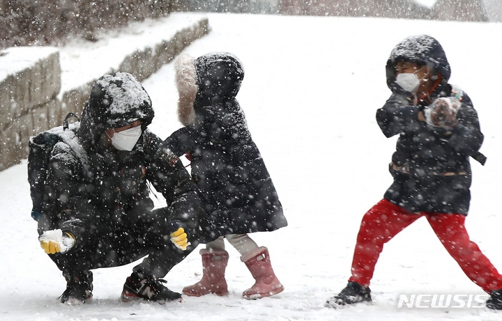  올 겨울 첫 대설주의보가 발령된 지난 18일 오후 서울 서대문구에서 어린이들이 엄마아빠와 눈싸움을 하고 있다.