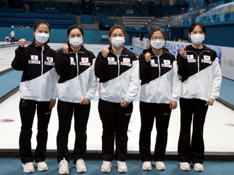강릉시청 컬링팀에 입단한 '팀 킴'(Team Kim·스킵 김은정)이 9일 오전 강원 강릉시 컬링센터에서 공개훈련 후 포즈를 취하고 있다. 2018 평창동계올림픽 은메달 신화를 쓴 여자컬링 '팀 킴'은 지난 4일 기자회견을 통해 강릉시청 컬링팀 입단 소식을 알렸다.