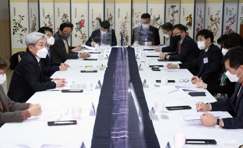 고승범 금융위원장이 지난 17일 오후 서울 종로구 정부서울청사에서 심인숙 금융발전심의회 위원장(중앙대 로스쿨 교수) 주재로 열린 금융발전심의회 위원 간담회에서 발언하고 있다. (사진=금융위원회 제공)