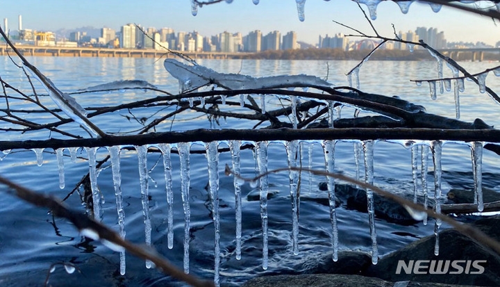 서울을 비롯한 수도권 지역의 아침 날씨가 영하권 추위를 보인 지난 19일 오전 서울 여의도 한강공원 강변에 고드름이 달려있다.
