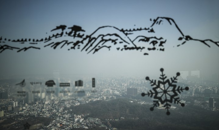 서울과 경기, 인천 등 수도권에 미세먼지 비상저감조치가 시행된 지난 16일 오전 서울 용산구 N서울타워에서 바라본 도심이 뿌옇게 보이고 있다.
