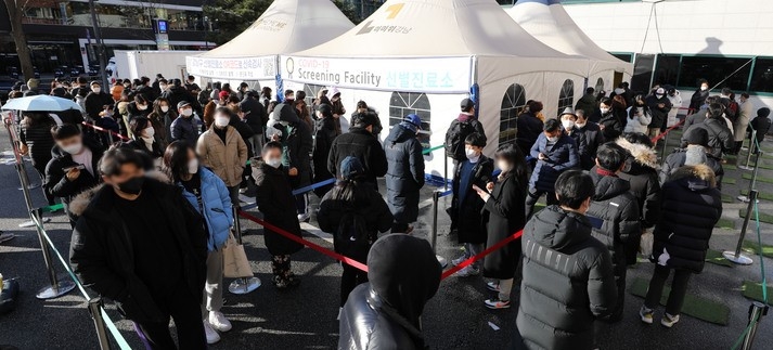  지난 19일 오후 서울 강남구 보건소 선별진료소에서 시민들이 검사를 받기 위해 대기하고 있다. 