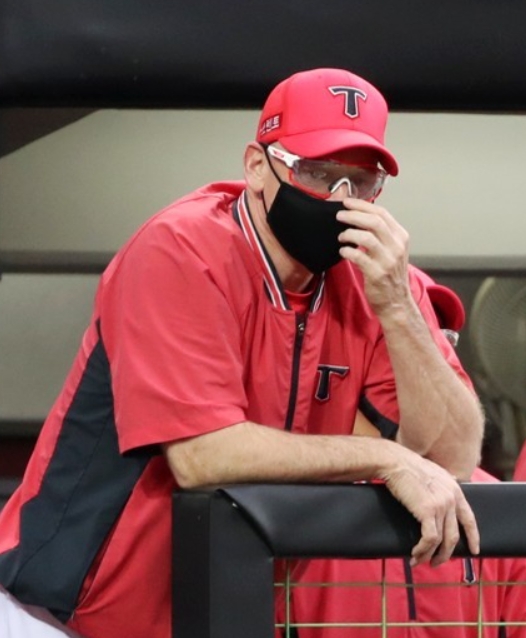 역대 KBO 리그 외국인감독 가운데 가장 화려한 경력의 맷 윌리엄스 감독은 6위와 9위로 기대 이하 성적을 거두면서 3년 계약을 다 채우지 못하고 물러났다.