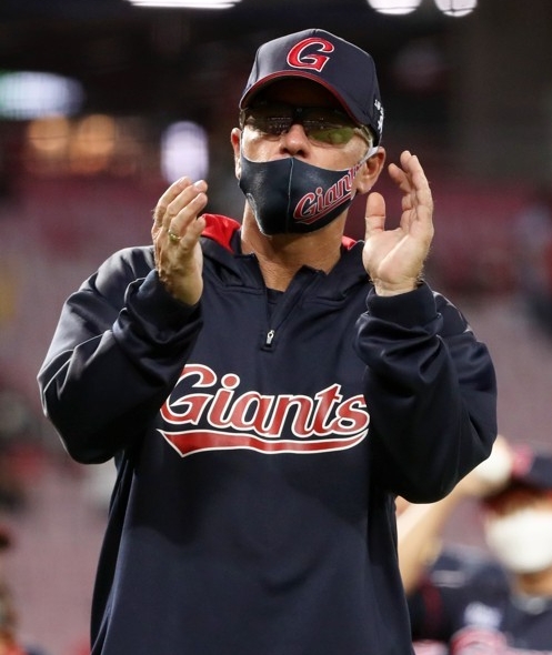 올해 허문회 감독의 뒤를 이어 취임한 서튼 감독은 시즌이 끝난 뒤 계약기간을 1년 연장해 2023년까지 롯데를 이끌게 됐다.