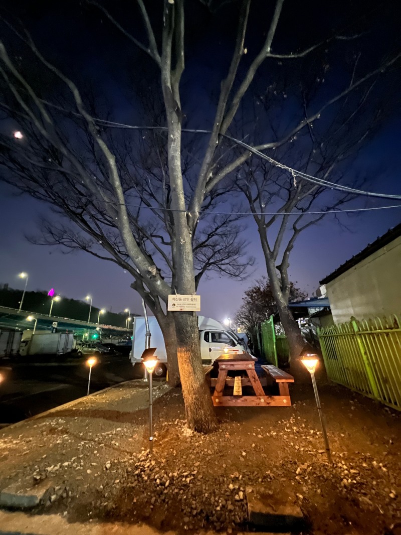 군산시 해산물시장 상인들이 공영주차장 환경정화 활동을 실시했다. (사진제공 = 군산시)