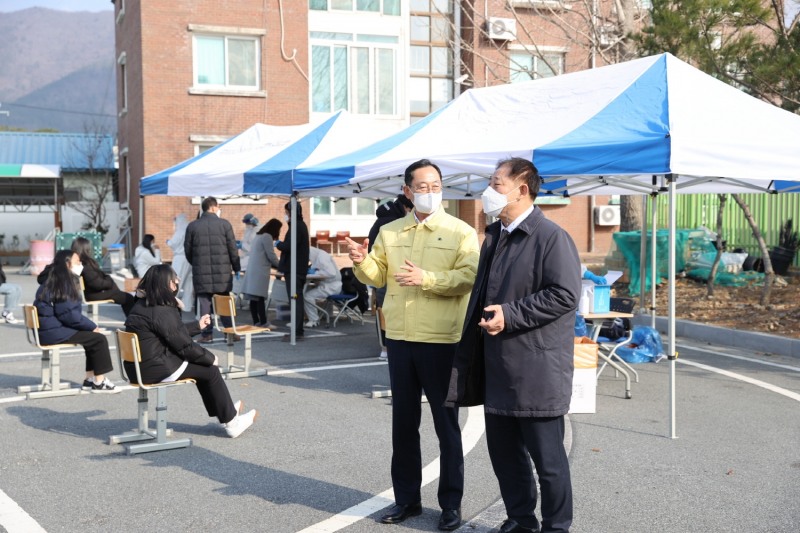 임시진단검사소 현장점검 모습(좌 명현관 군수, 우 조영천 해남교육장) (사진제공 = 해남군)