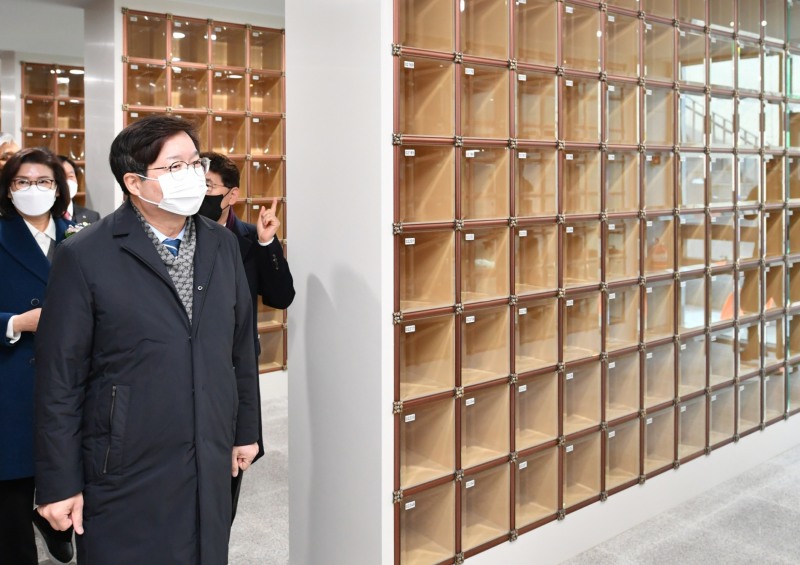 염태영 수원시장이 신축한 연화장 제2추모의집을 둘러보고 있다.수원시 제공