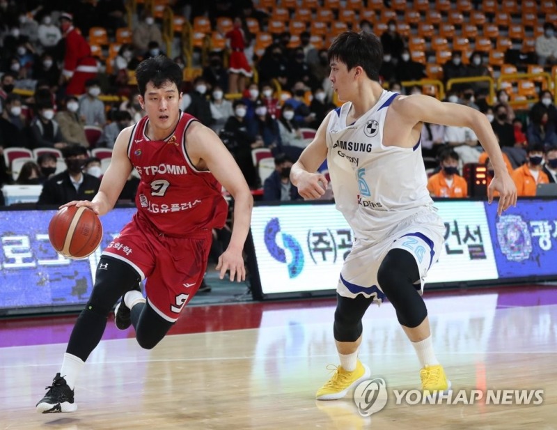 (창원=연합뉴스) 20일 경남 창원체육관에서 열린 '2021-2022 KGC 인삼공사 정관장 프로농구' 창원 LG 세이커스와 서울 삼성 썬더스 경기. LG 정희재가 드리블하고 있다.