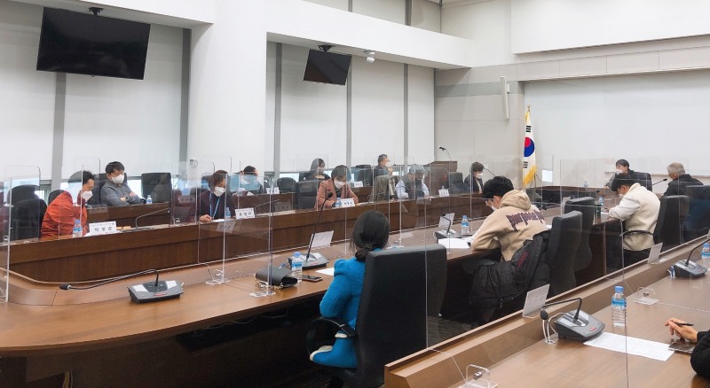 한전KPS가 사회가치 실현을 위하 지역시민과 함께 꾸린 제2기 시민참여단 ‘함께,가치’가 과제발굴을 위해 회의를 하고 있다.