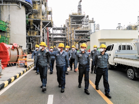  S-OIL 후세인 알 카타니 CEO(앞줄 왼쪽 2번째)가 임직원들과 함께 울산공장 생산현장에서 안전점검을 하고 있다. / 사진 제공 =  S-OIL