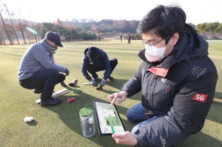 KT 관계자들이 스마트그린 장비를 중원골프클럽에 설치하고 스마트그린 플랫폼을 시연하고 있다./ 사진 제공 = KT