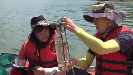 수질 검사하는 모습./ 사진 제공 = 한국농어촌공사