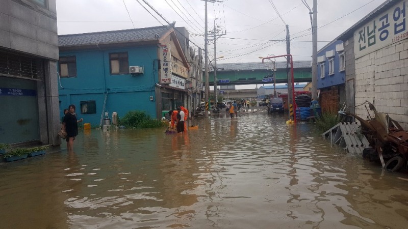 지난해 8월 집중호우로 인해 침수 피해가 발생한 학교면 소재지 일원 (사진제공 = 함평군)