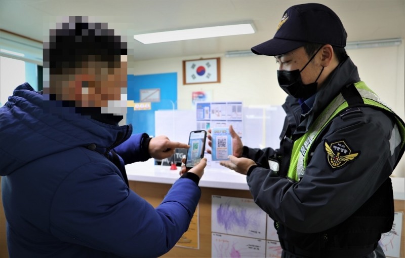 해양경찰관이 어업종사자에게 모바일을 이용한 승선원 변동 신고 방법을 알려주고있는 모습 (사진제공 = 목포해양경찰서)