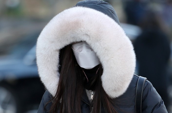 전국적으로 아침 기온이 전날보다 10도 안팎으로 떨어지며 영하권 날씨를 보인 지난 13일 오전 서울 종로구 세종대로 인근에서 시민들이 이동하고 있다.
