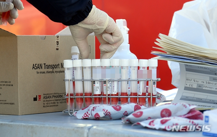 전남 함평 지역 어린이집교사 등 3명이 코로나19 변이 바이러스 오미크론에 감염된 가운데 13일 오후 전남 함평군 함평읍 함평엑스포공원 주차장에서 방역당국이 주민을 대상으로 전수검사를 하고 있다.