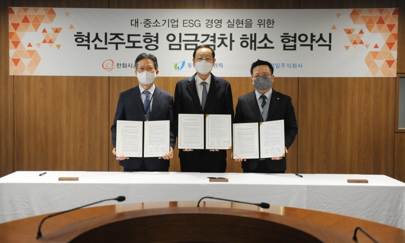 (왼쪽부터) 한화시스템 협력사 김용수 ㈜연합정밀 대표, 권기홍 동반성장위원회 위원장, 어성철 한화시스템 대표이사. /사진제공 = 한화시스템